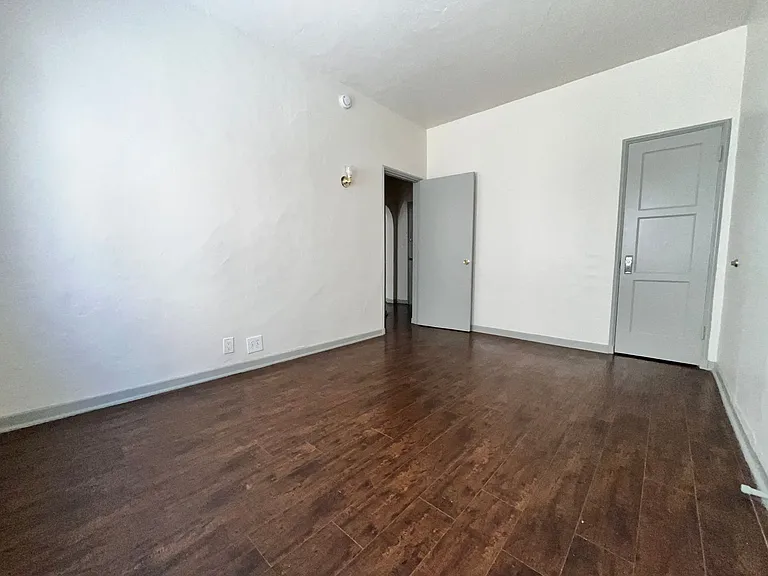 512 N Alexandria Ave — Photo 19
