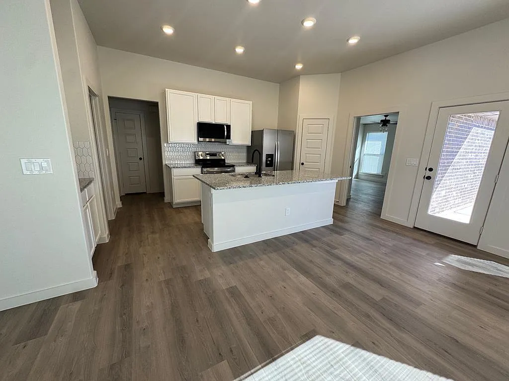 4 bed, 2.0 bath, 1610 sqft, $2,700 — Photo 4