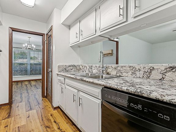 5th image of 2444 Somerset Dr