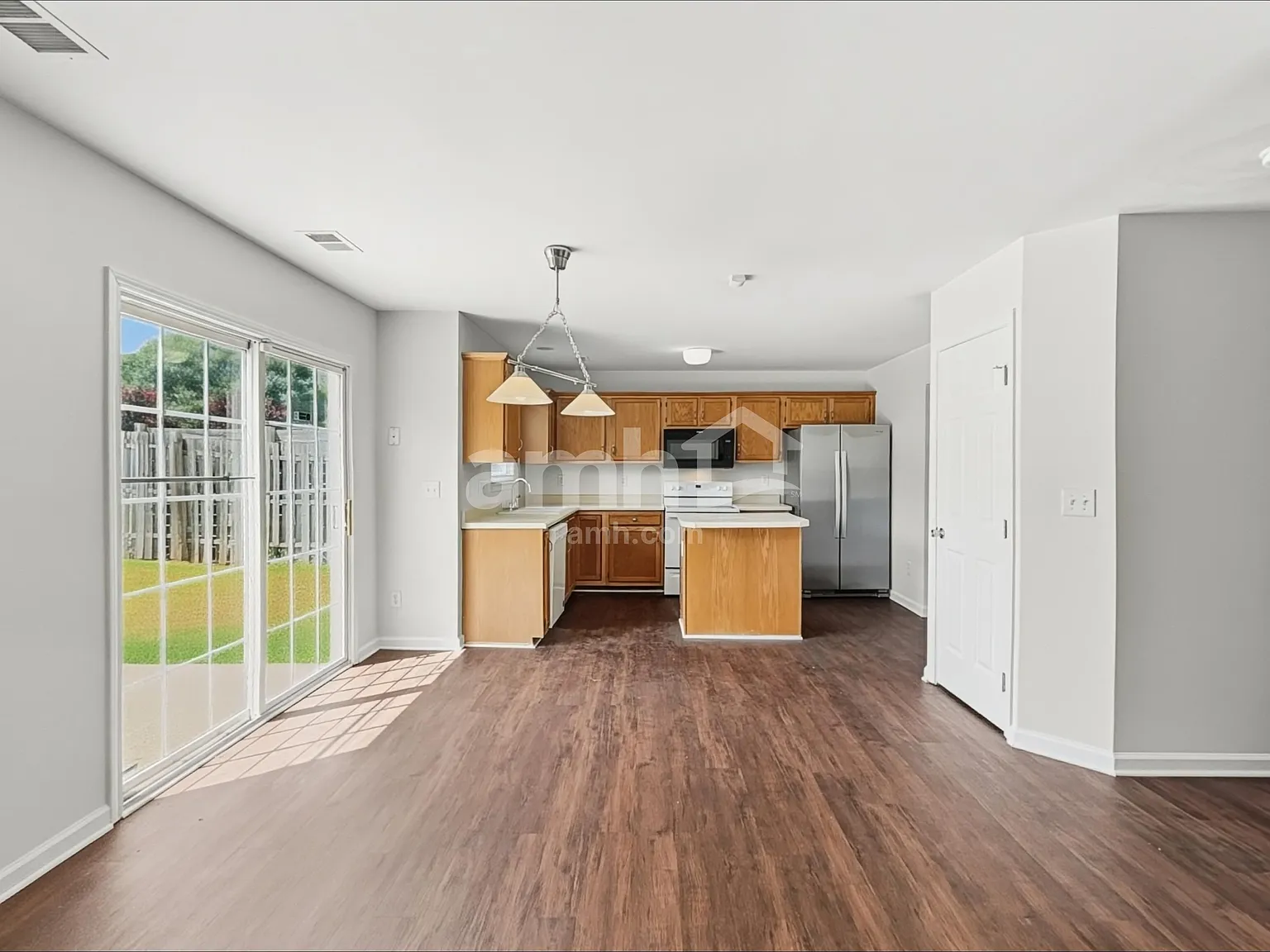 3 bed, 2.5 bath, 1594 sqft, $1,985 — Photo 3