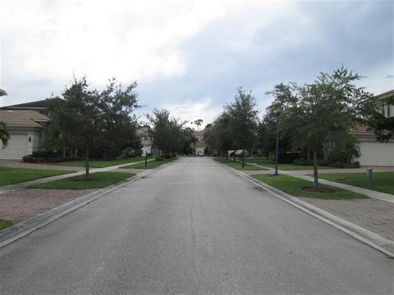 2nd image of 590 Glenfield Way