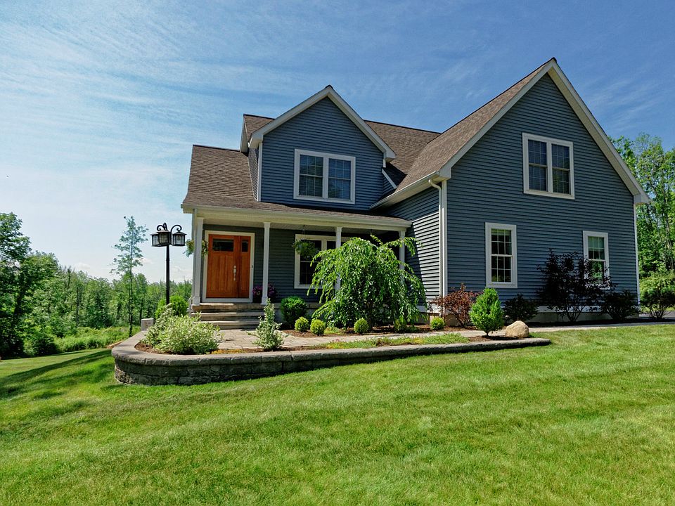Stunning home w/Landscaped l
