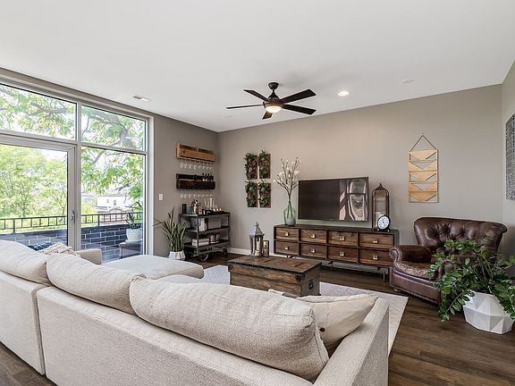 5th image of 1640 N Rockwell St #3