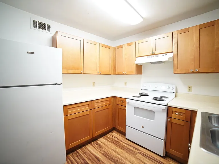 2555 Chateau Ln — Photo 5