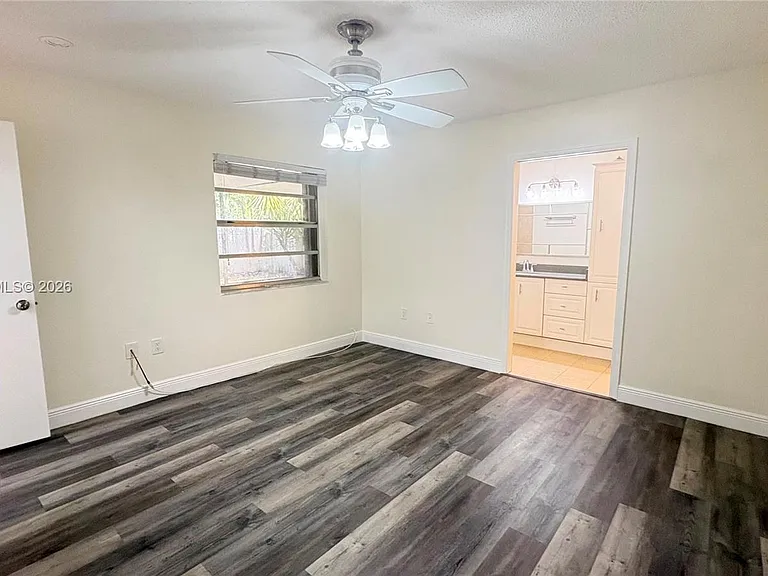 821 W Beckley Sq — Photo 9