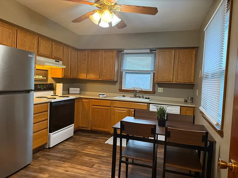 2033 Sharwood Dr NE — Photo 3