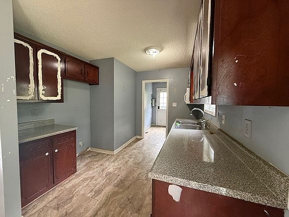 5th image of 355 Donna Dr