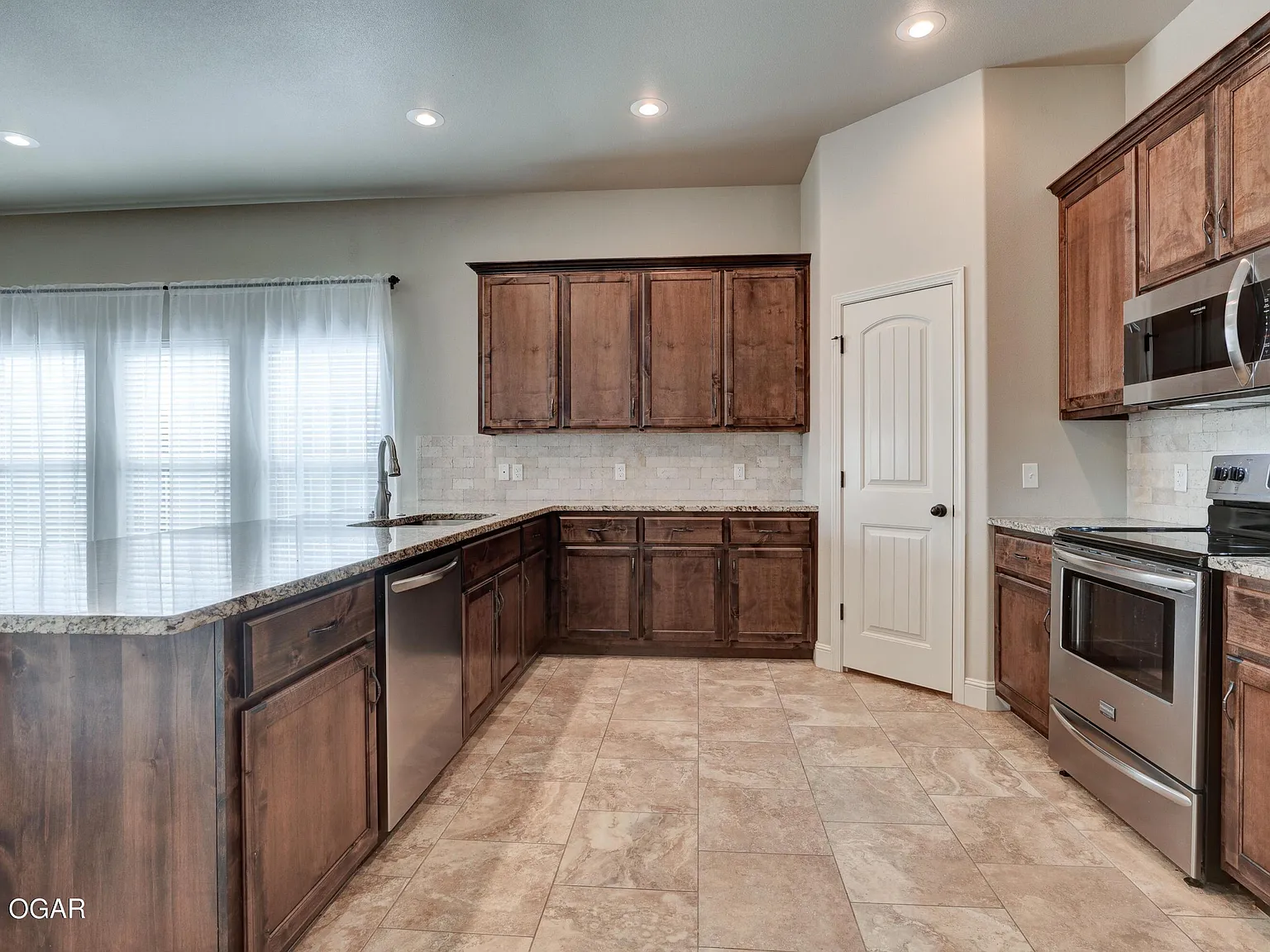 3 bed, 2.0 bath, 1940 sqft, $2,150 — Photo 4