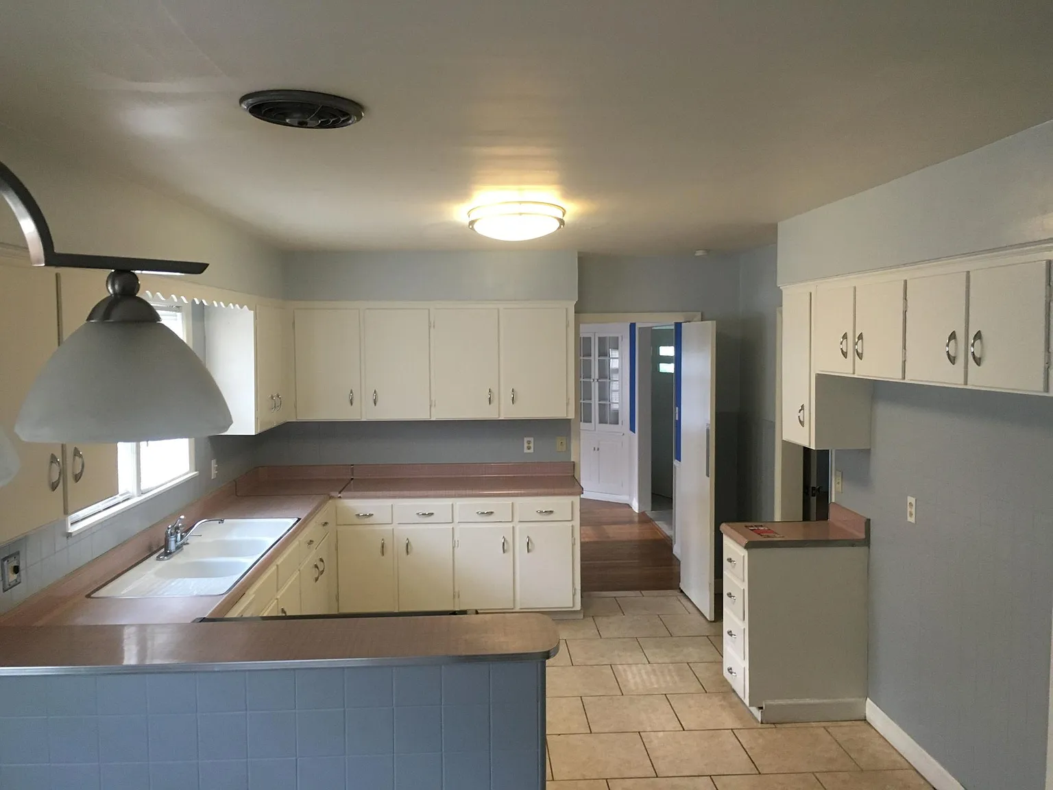 3 bed, 2.5 bath, 2100 sqft, $2,600 — Photo 2