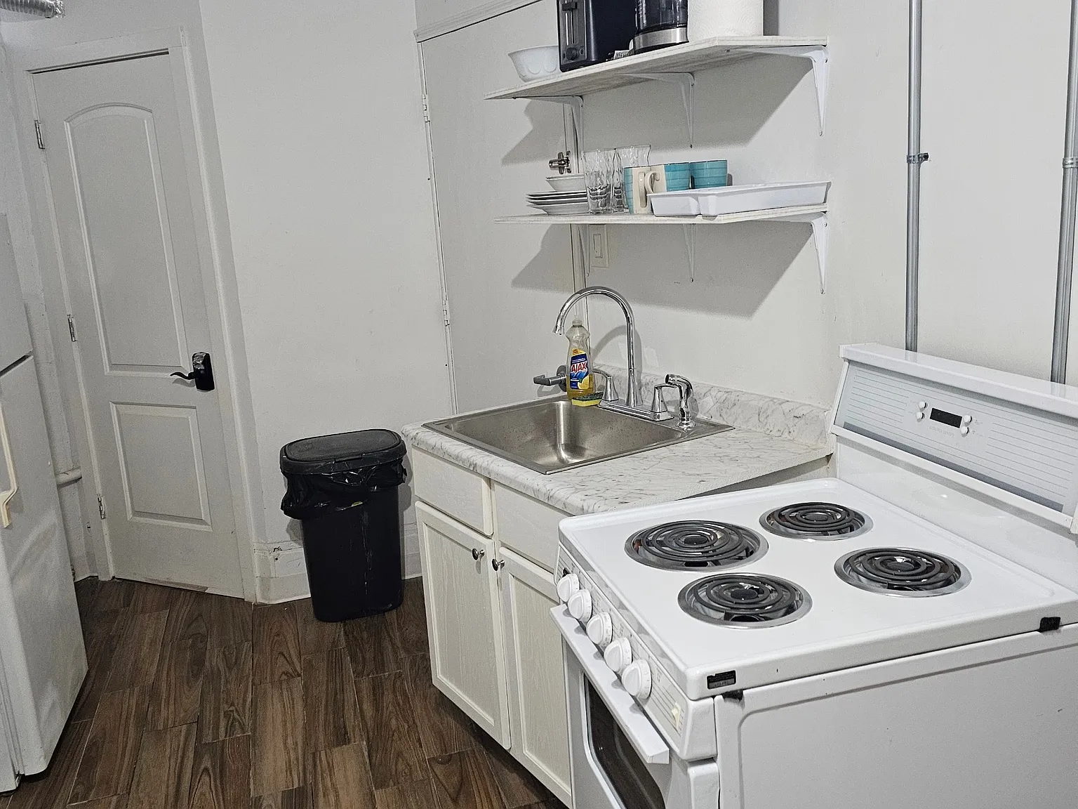 Studio, 700 sqft, $1,200 — Photo 3