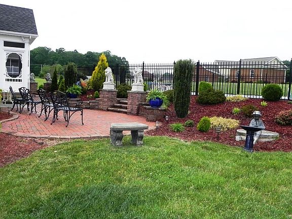 4th image of 1144 Farmington Dr