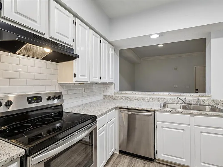 5211 Bay Club Cir — Photo 12