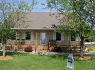 125 W 10th St, Gridley, IL 61744