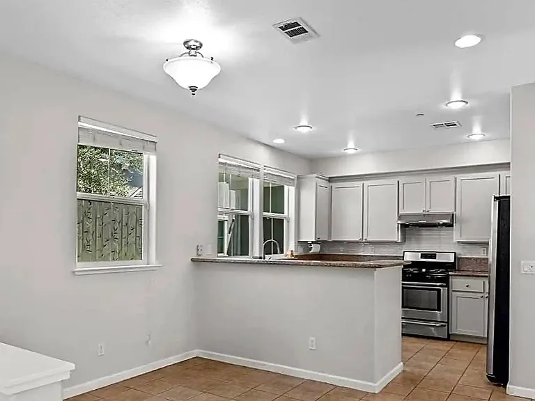 168 Caroline Ln — Photo 6