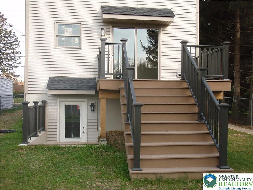 4 bed, 3.5 bath, 2492 sqft, $2,400 — Photo 2