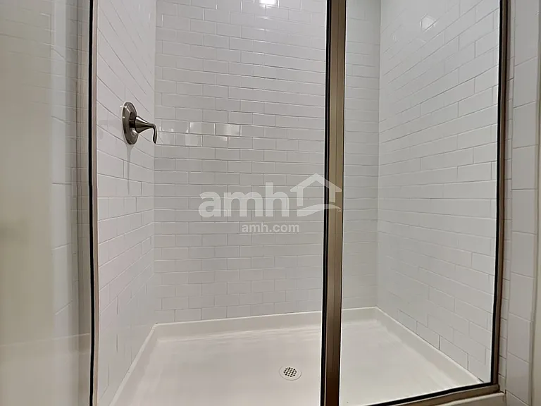 622 E Lionel Rd — Photo 10