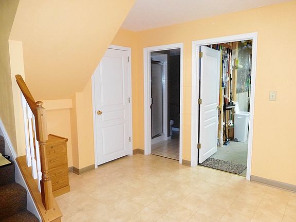 3rd image of 937 Oakmont Ct