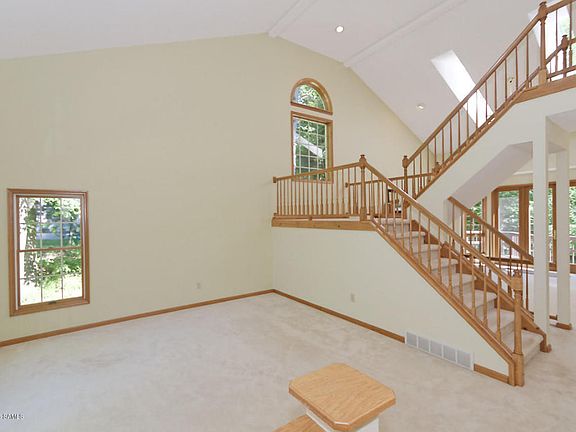 3rd image of 88 Robinwood Dr