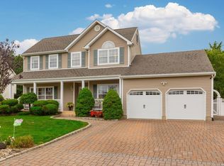 10 Mayflower Ln, Holtsville, NY 11742
