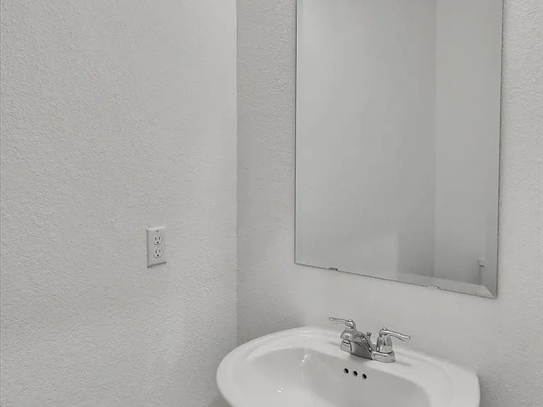 140 Banyon Dr — Photo 10