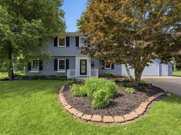 17 Sunset Cir, Bettendorf, IA 52722