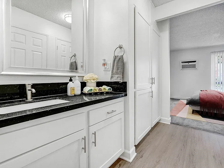 5830 Reseda Boulevard — Photo 15