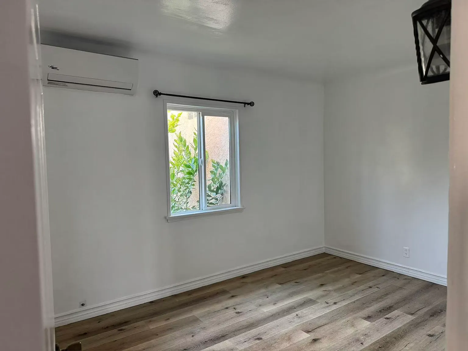 3 bed, 950 sqft, $2,890 — Photo 3