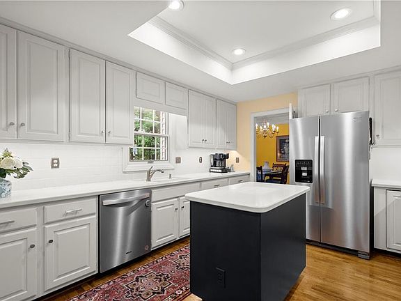 3rd image of 40 Ivy Chase NE