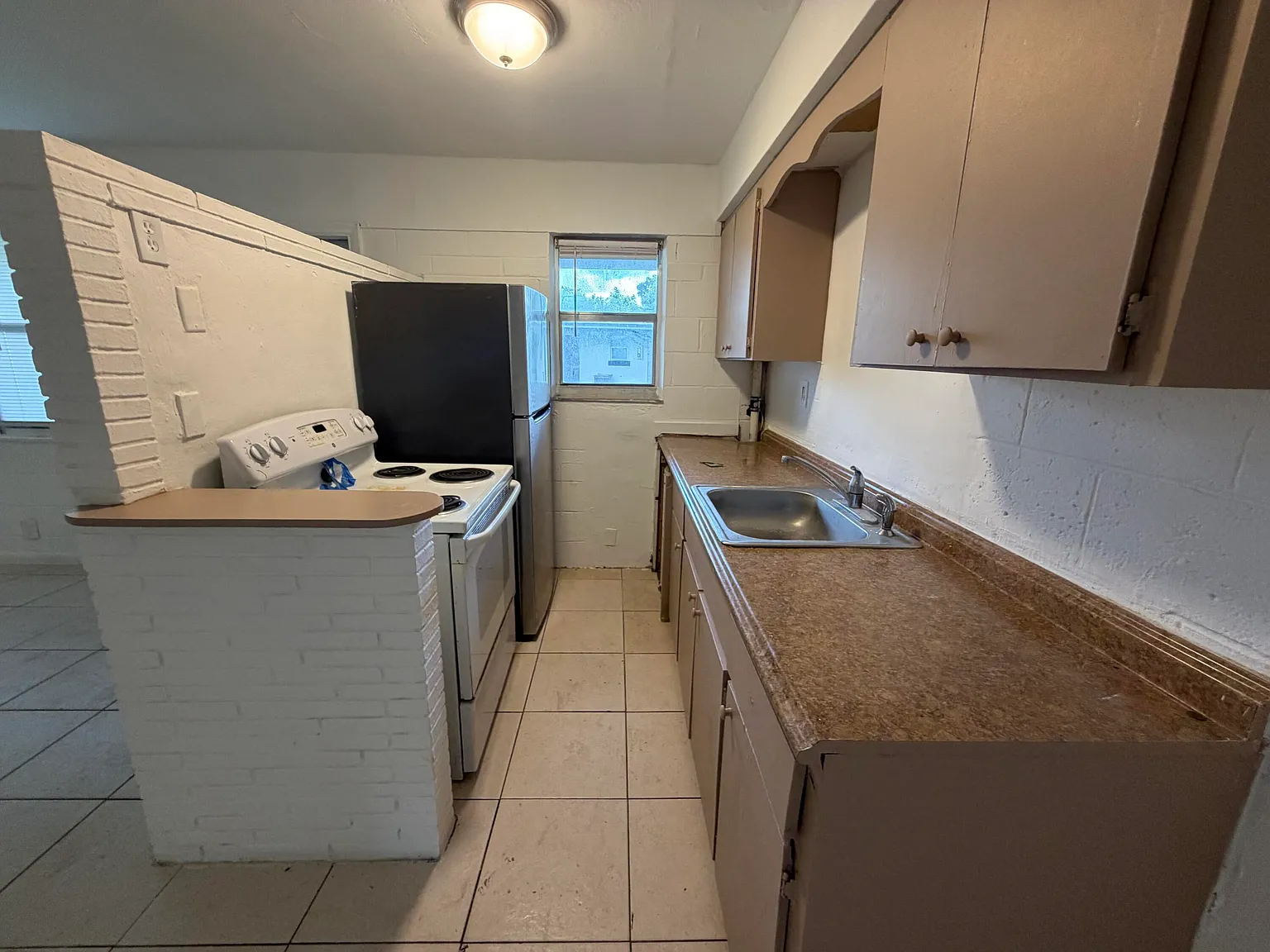 3 bed, 1.0 bath, 2595 sqft, $1,850 — Photo 2