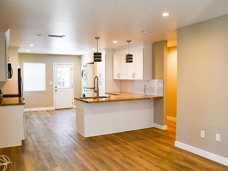 874 N Orange St — Photo 3
