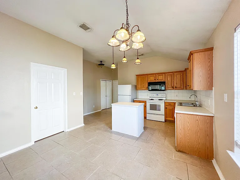 1632 Sunnycrest Cir — Photo 3