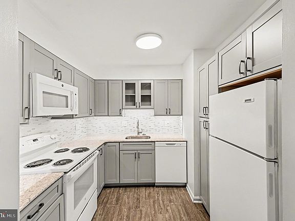 3rd image of 6141 Edsall Rd APT L