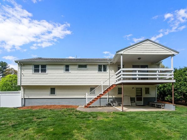 16 Fieldstone Dr, Stoneham, MA 02180