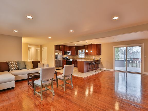 3rd image of 816 W 66th Pl