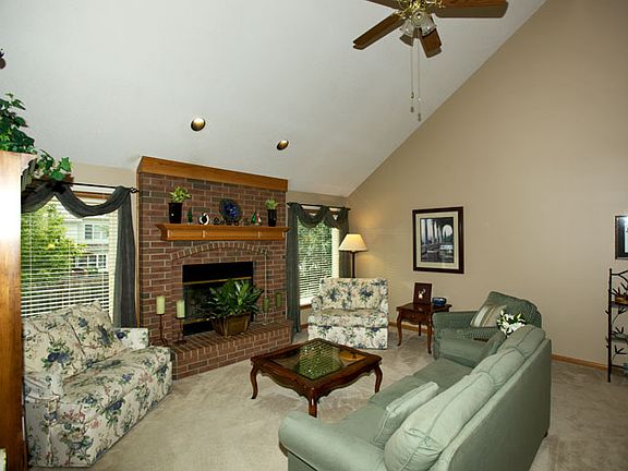 Living room w/gas insert
