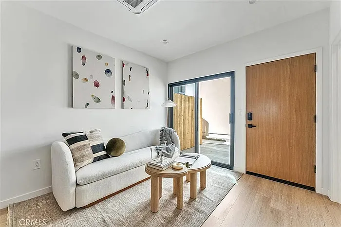 3 bed, 2.0 bath, 825 sqft, $3,700 — Photo 2