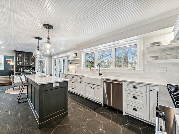5th image of 17 Oleander Dr