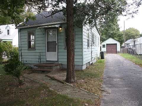 5th image of 1074 William Floyd Pkwy