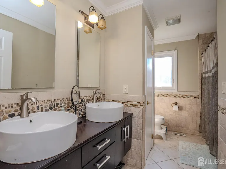 61 Amherst Way — Photo 32