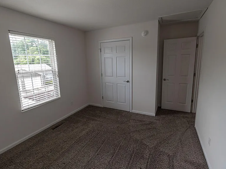 3306 E Saint Charles Rd — Photo 21