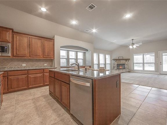 4th image of 912 Longhorn Dr