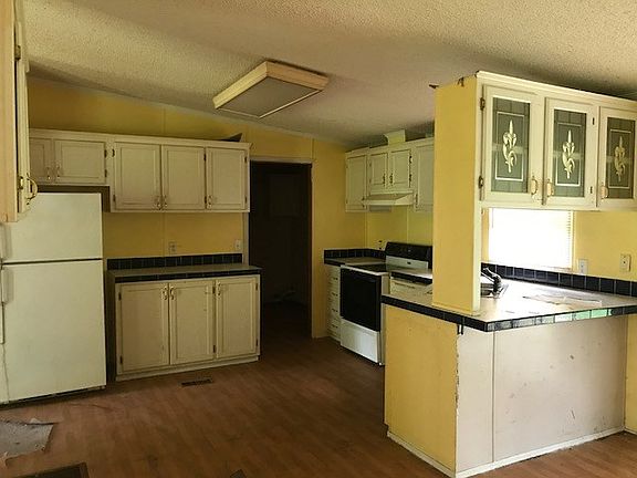 3rd image of 685 Goddard Ln