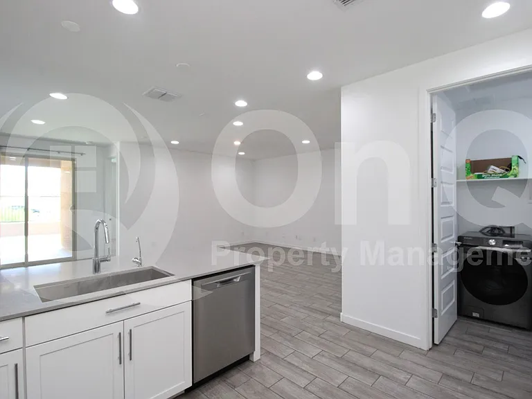 8923 W Solano Dr — Photo 6