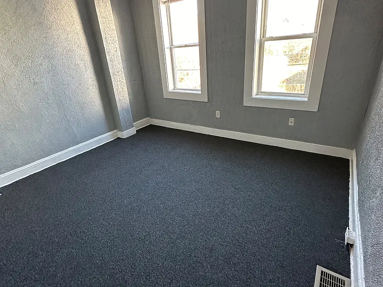 2712 Baker St — Photo 8