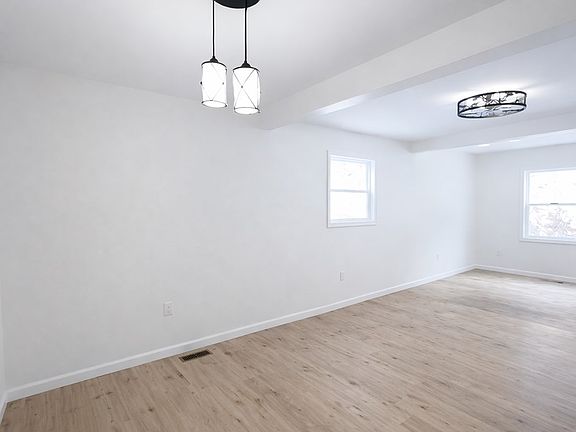 3rd image of 587 Harolds Branch Rd