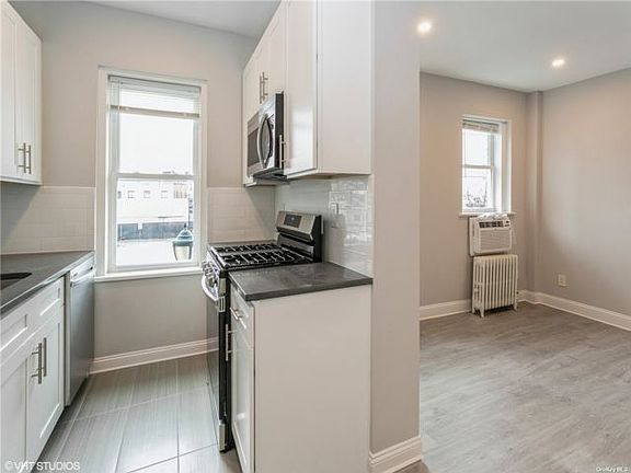 3rd image of 16 New St APT 1D