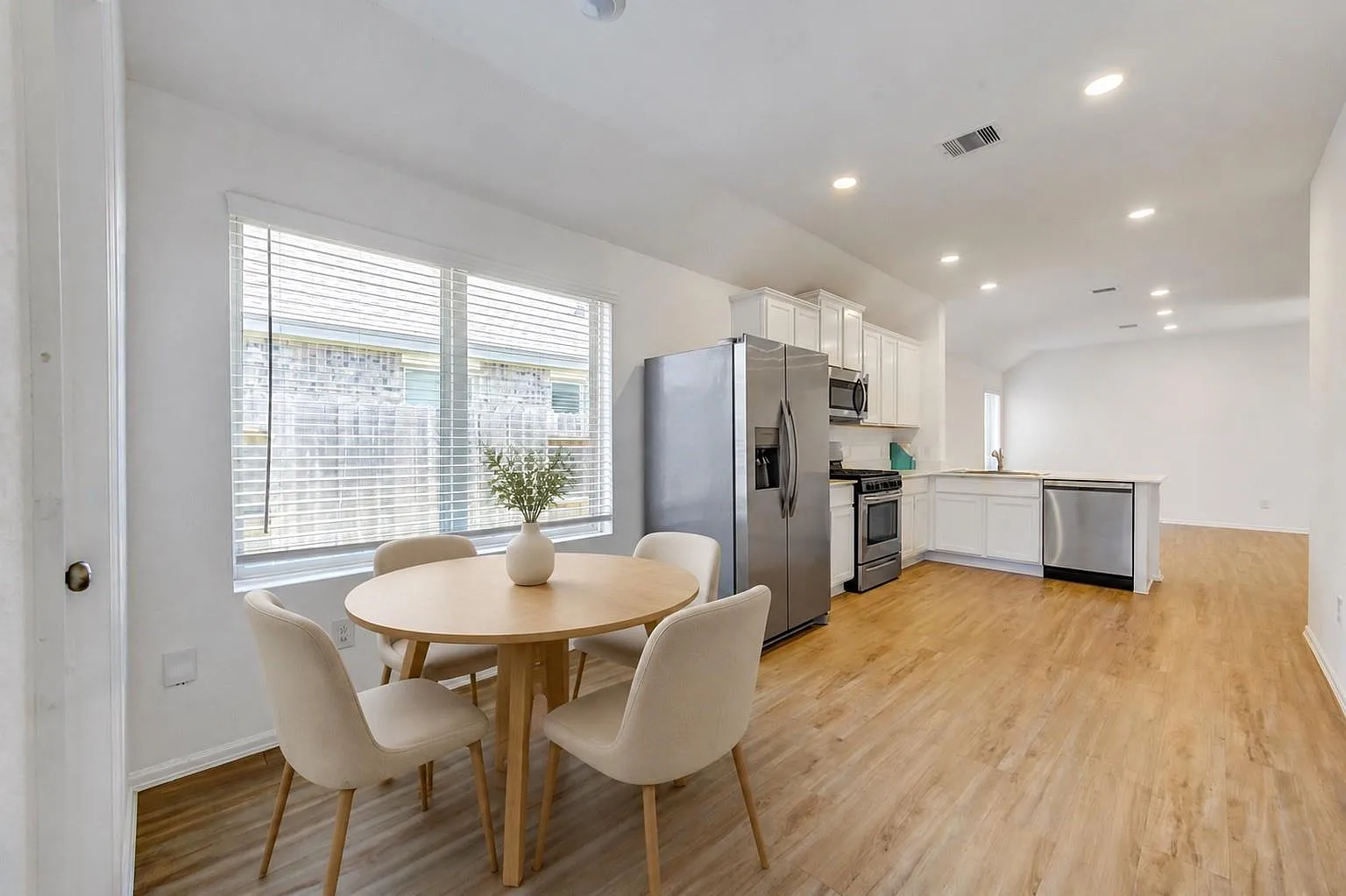 3 bed, 2.0 bath, 1240 sqft, $1,745 — Photo 3