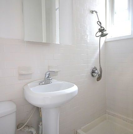 4th image of 309 Stockholm St APT 1R