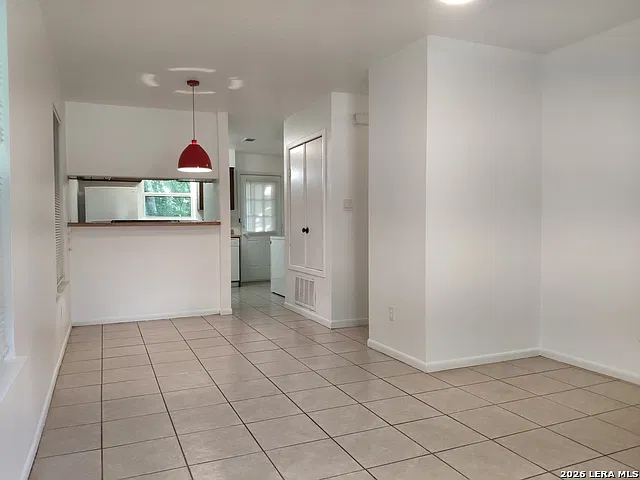 2 bed, 1.0 bath, 3328 sqft, $1,100 — Photo 4