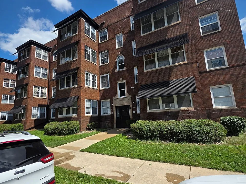 2112-2118 N Linn St